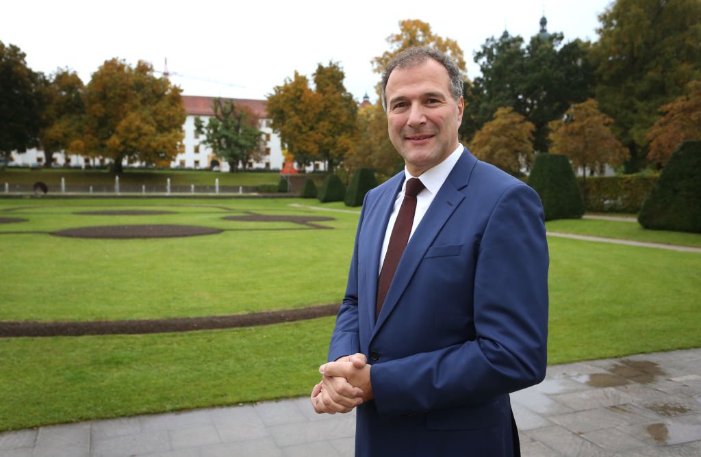 Alexander Hold posiert im Gerichtsgarten von Kempten. (Foto von Karl-Josef Hildenbrand) | Quelle: Bildallianz über Getty Images