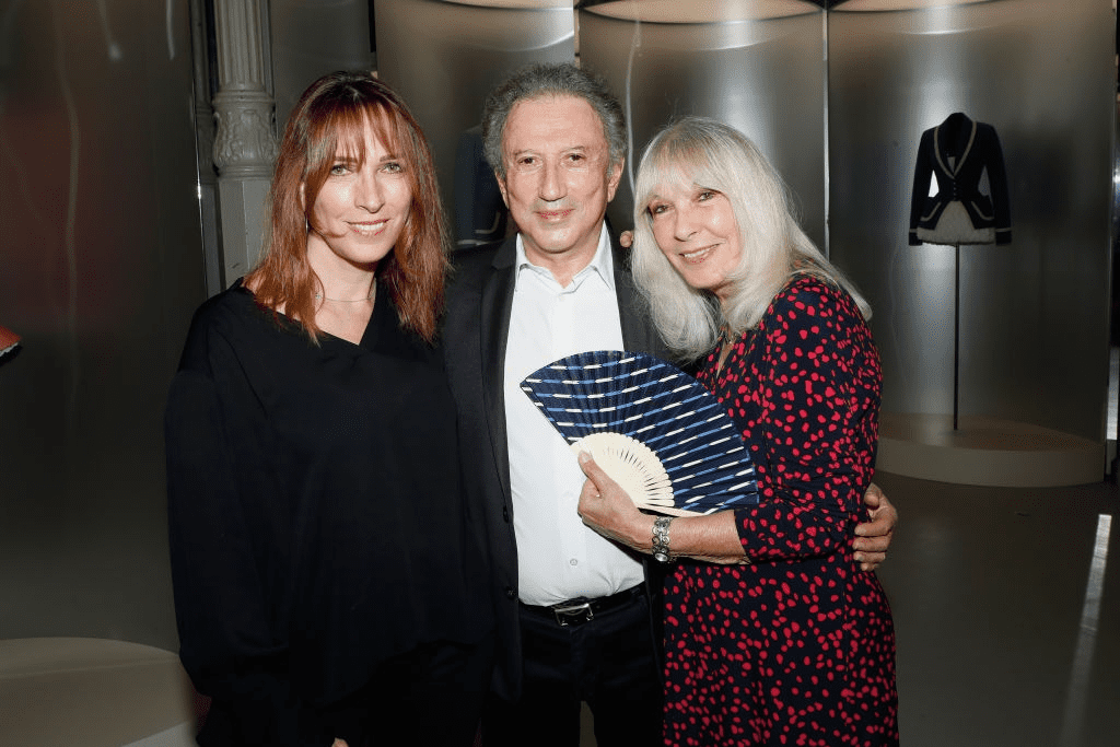 PARIS, FRANCE - 01 JUILLET : Stéfanie Jarre, sa mère Dany Saval et Michel Drucker assistent au vernissage de l'exposition "L'Alchimie secrète d'une collection" à la Galerie Azzedine Alaia le 1er juillet 2018 à Paris, France. | Photo : Getty Images