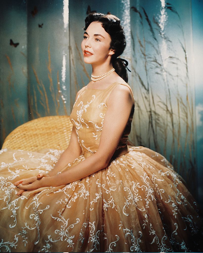 Jennifer Jones (1919-2009), US actress, wearing a silk ballgown with white motifs, and a pearl necklace, in a studio portrait, circa 1945. | Photo: Getty Images