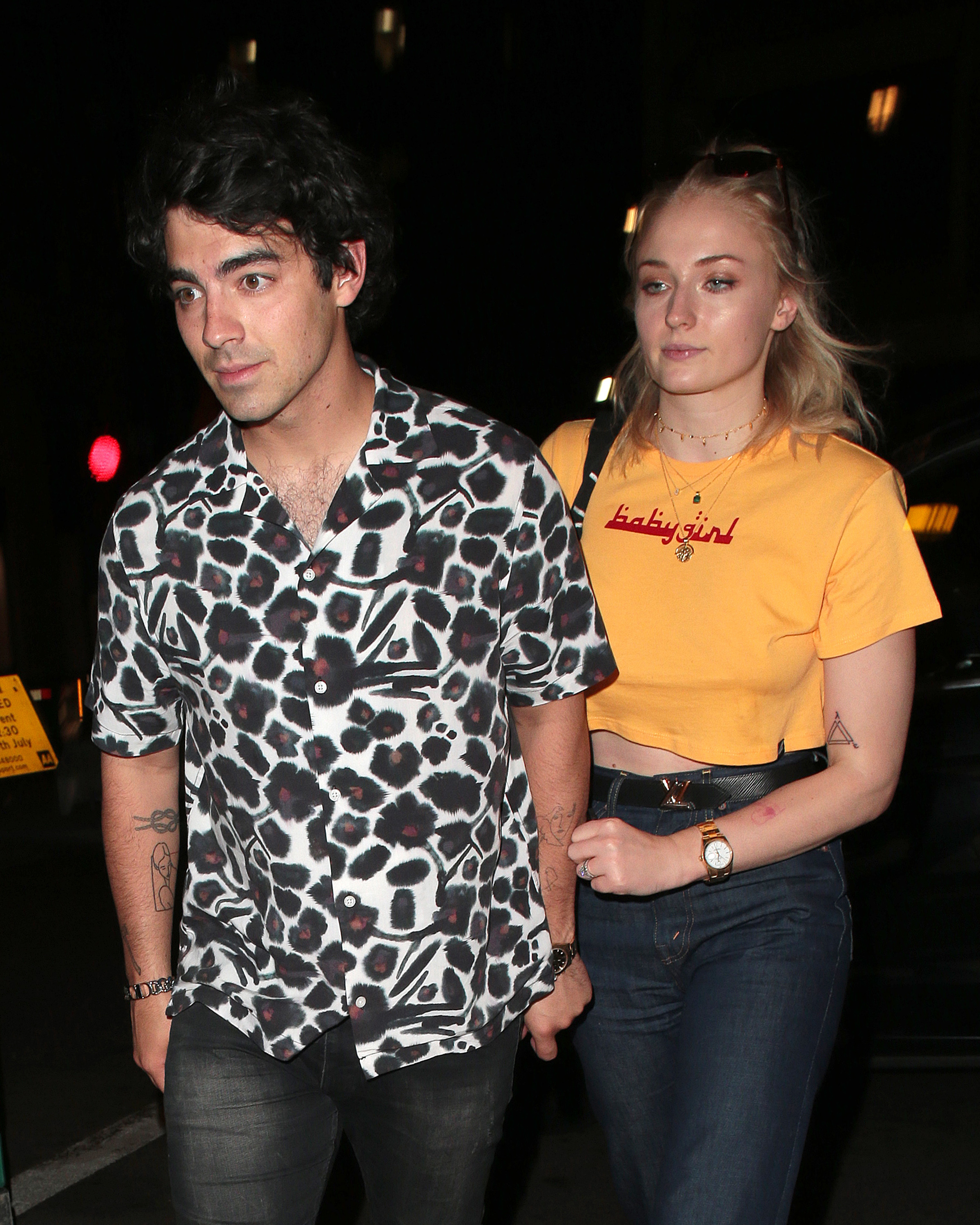 Joe Jonas and Sophie Turner walk to a restaurant in London, England on July 16, 2018 | Source: Getty Images