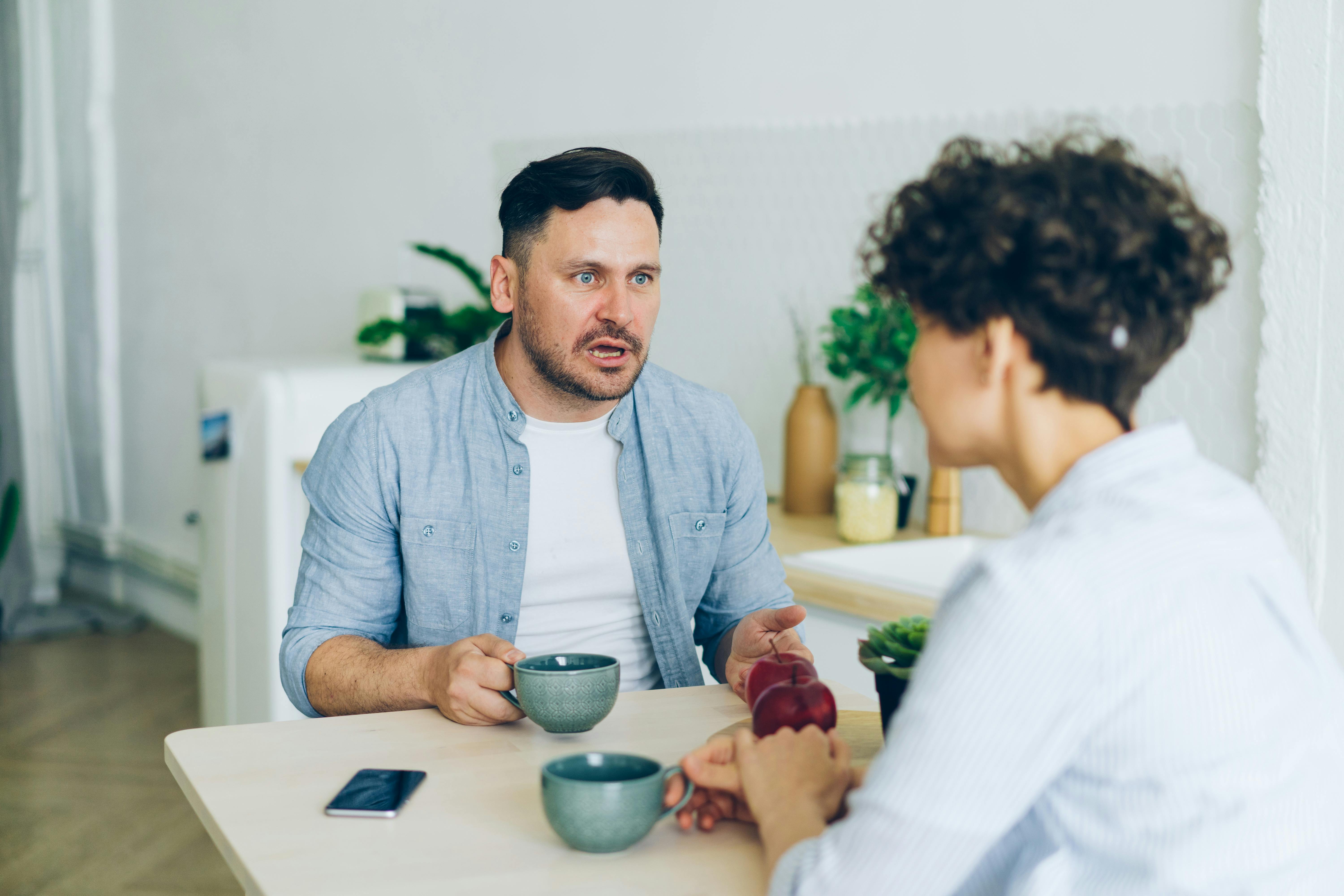 A couple arguing at a dinner table | Source: Pexels