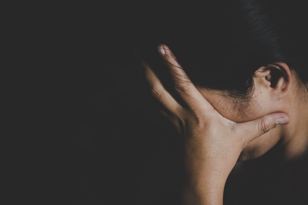Joven deprimida por violencia doméstica y violación. Fuente: Shutterstock Joven deprimida por violencia doméstica y violación. Fuente: Shutterstock