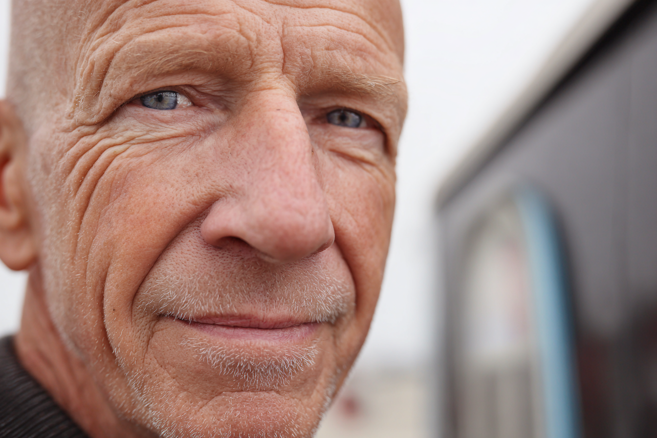 An older man looking straight ahead | Source: Midjourney