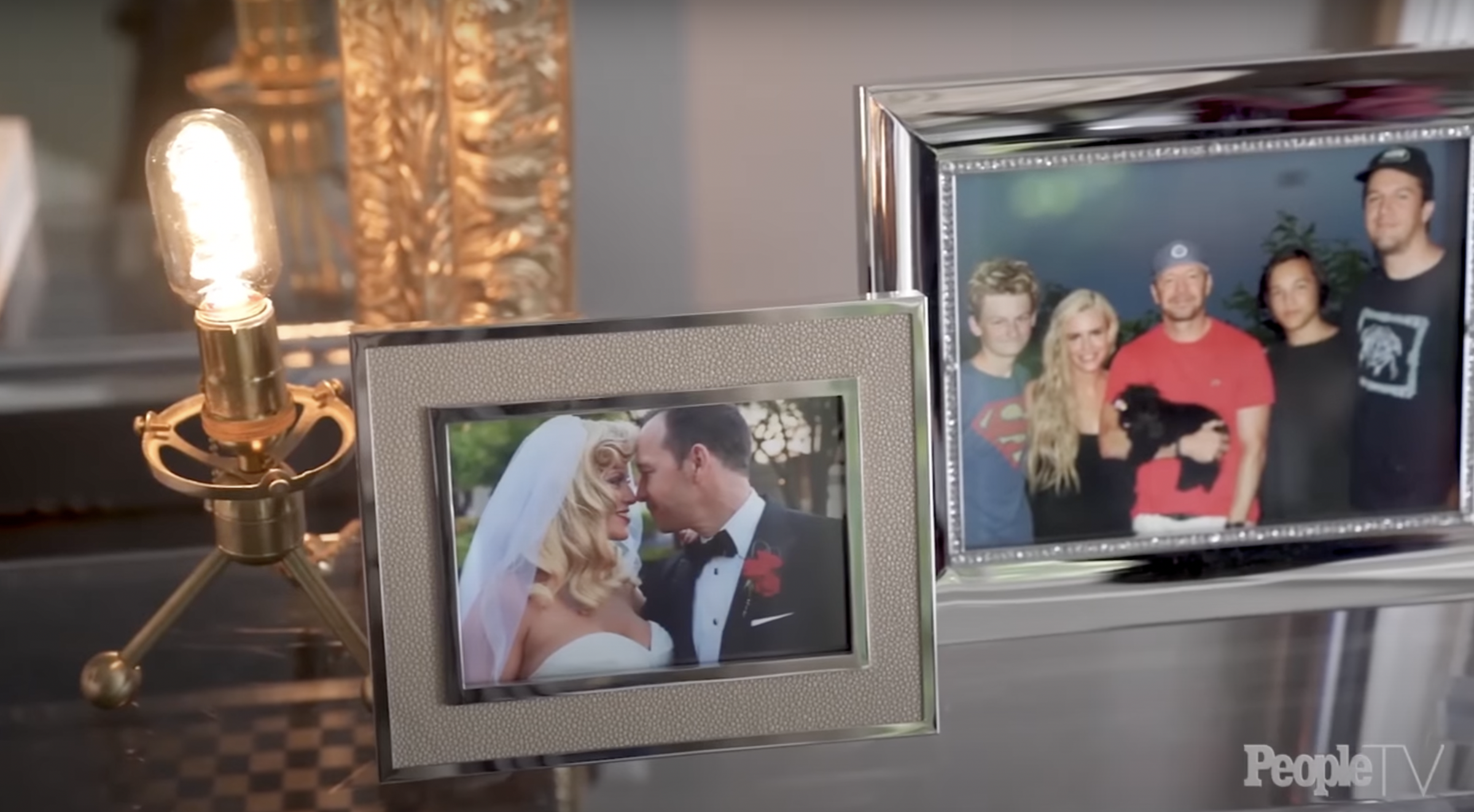 Donnie Wahlberg and Jenny McCarthy's piano room from a video dated October 11, 2019. | Source: YouTube/people