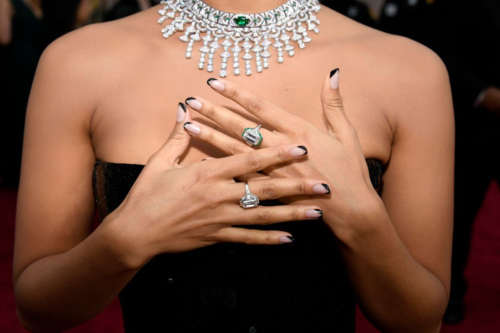 Des mains bien vernies | source : Getty Images