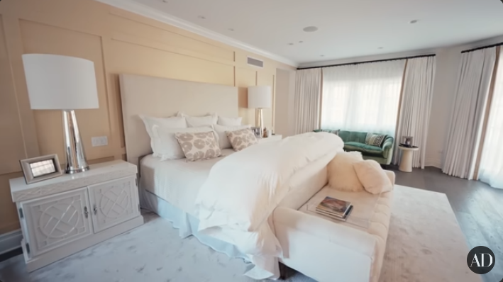 Viola Davis' bedroom in her Los Angeles home, from a video dated January 5, 2023 | Source: youtube.com/ArchitecturalDigest