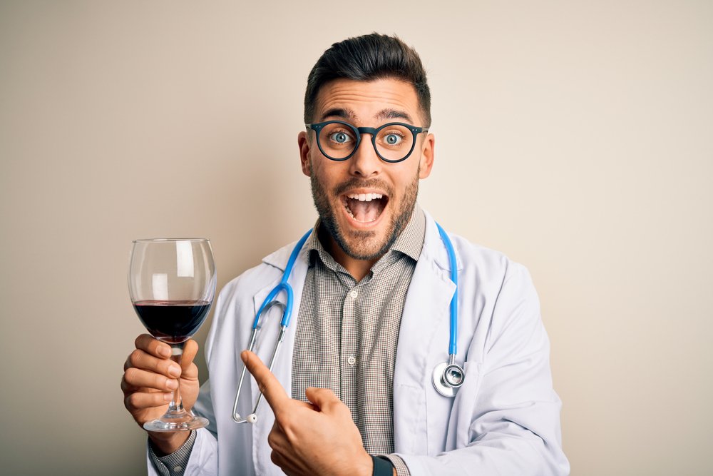 Junger Arzt mit Stethoskoskoskop und frischem Wein. I Quelle: Shutterstock