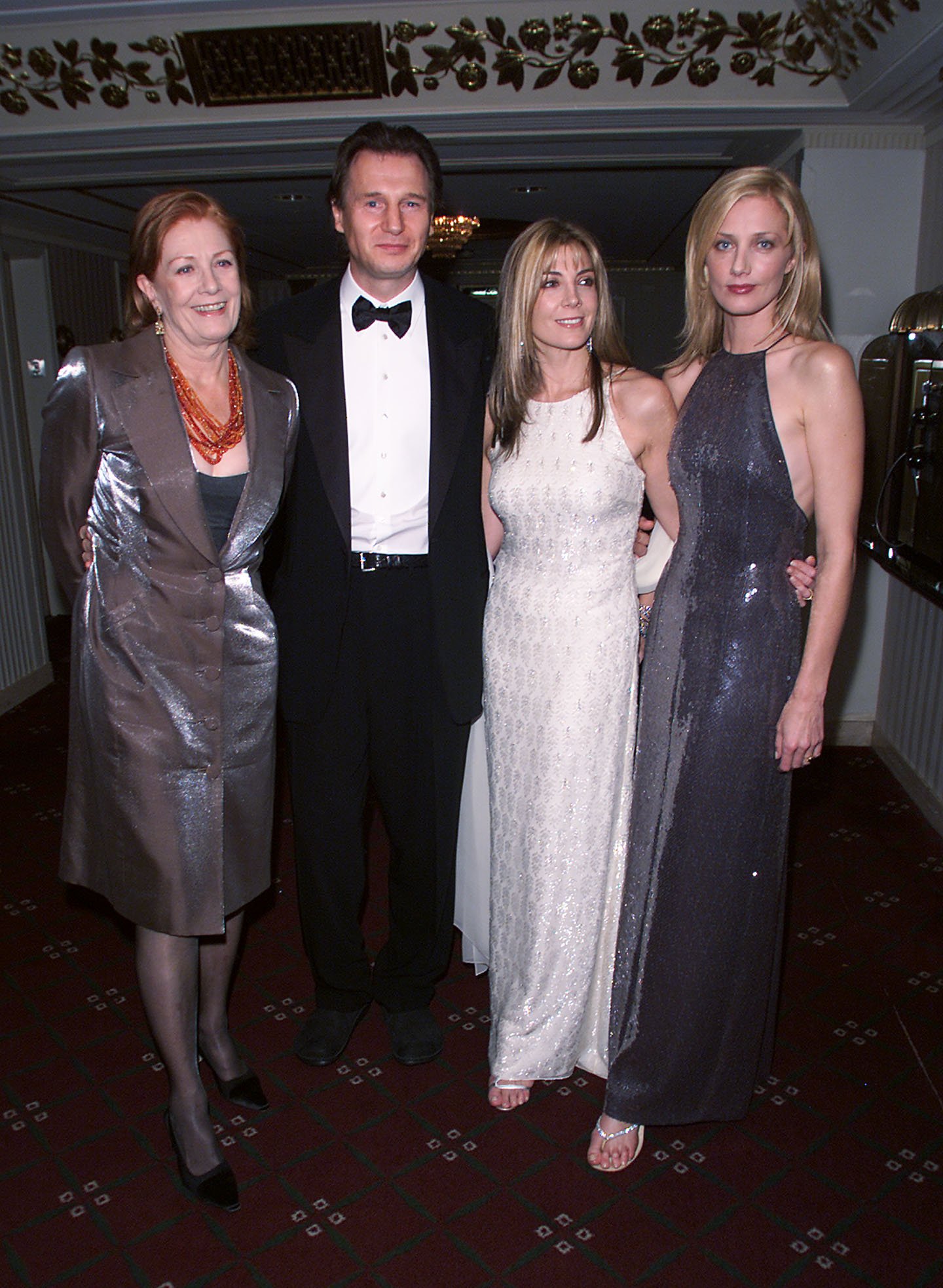 Liam Neeson & Natasha Richardson, with her sister, Joely Richardson & their Mother, Vanessa Redgrave in New York City on November 14, 2000 | Source: Getty Images