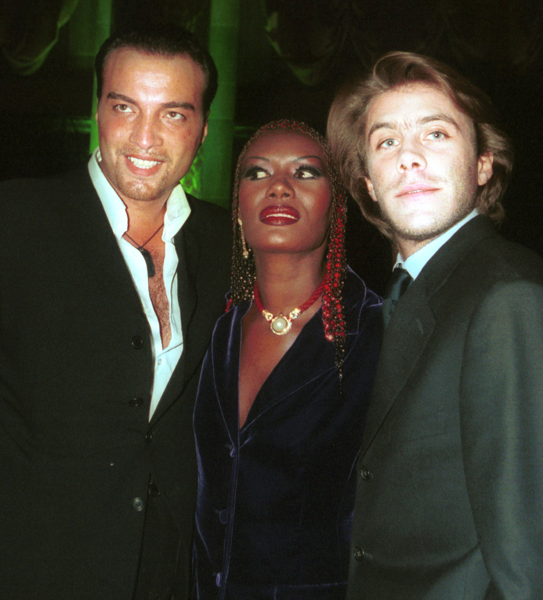 Grace Jones, Mitte, ihr Freund Attila, links, und Prinz Emanuele Filiberto di Savoia am 9. Dezember 2000 im Cipriani''s in New York City. | Quelle: Getty Images