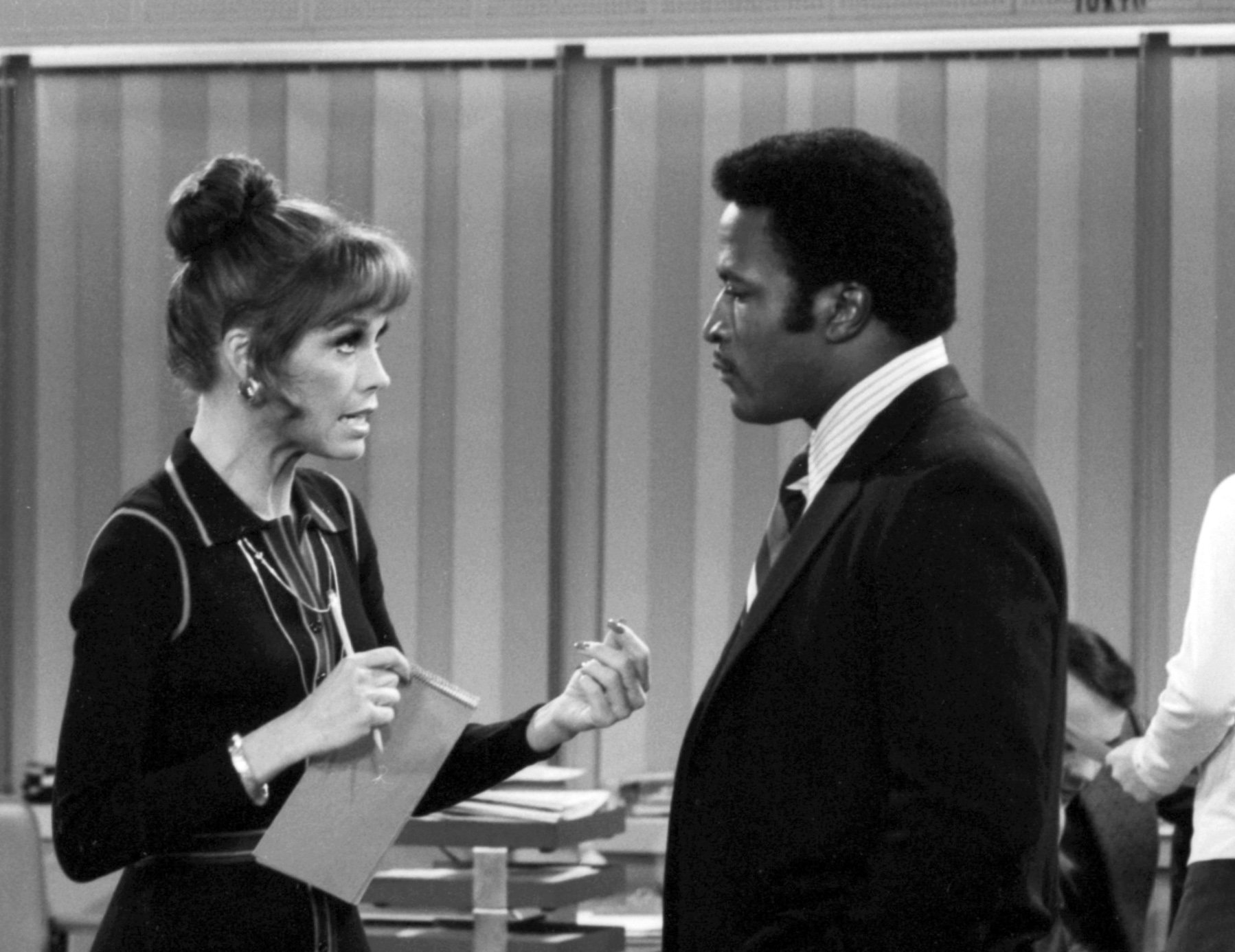 Mary Tyler Moore as Mary Richards, and John Amos as Gordy the Weatherman, on "The Mary Tyler Moore Show" on October 26, 1973. | Source: CBS/Getty Images
