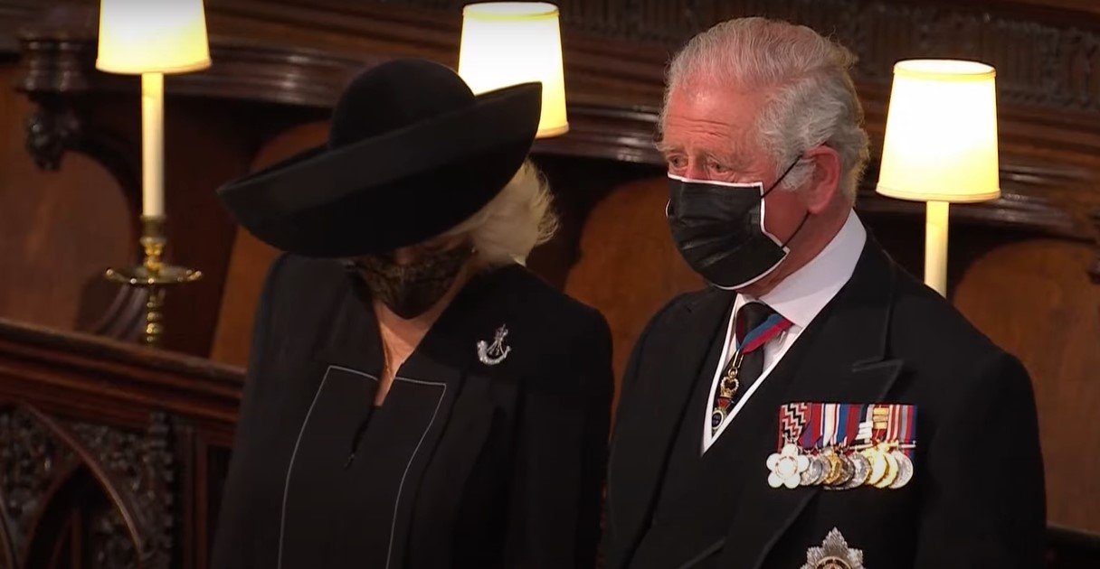 El príncipe Charles y su esposa Camilla, durante el funeral. |Foto: YouTube/ElPais