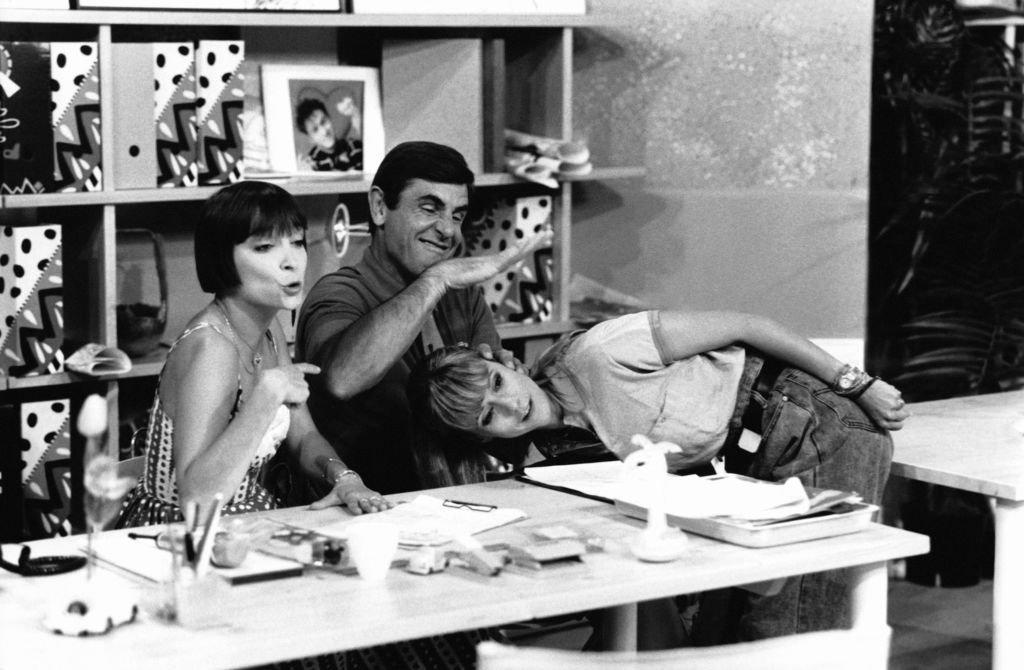 L'animatrice Dorothée et ses acolytes Ariane et Patrick Simpson-Jones, sur le plateau de l'émission pour enfants ''Le Club Dorothée''. | Photo : Getty Images