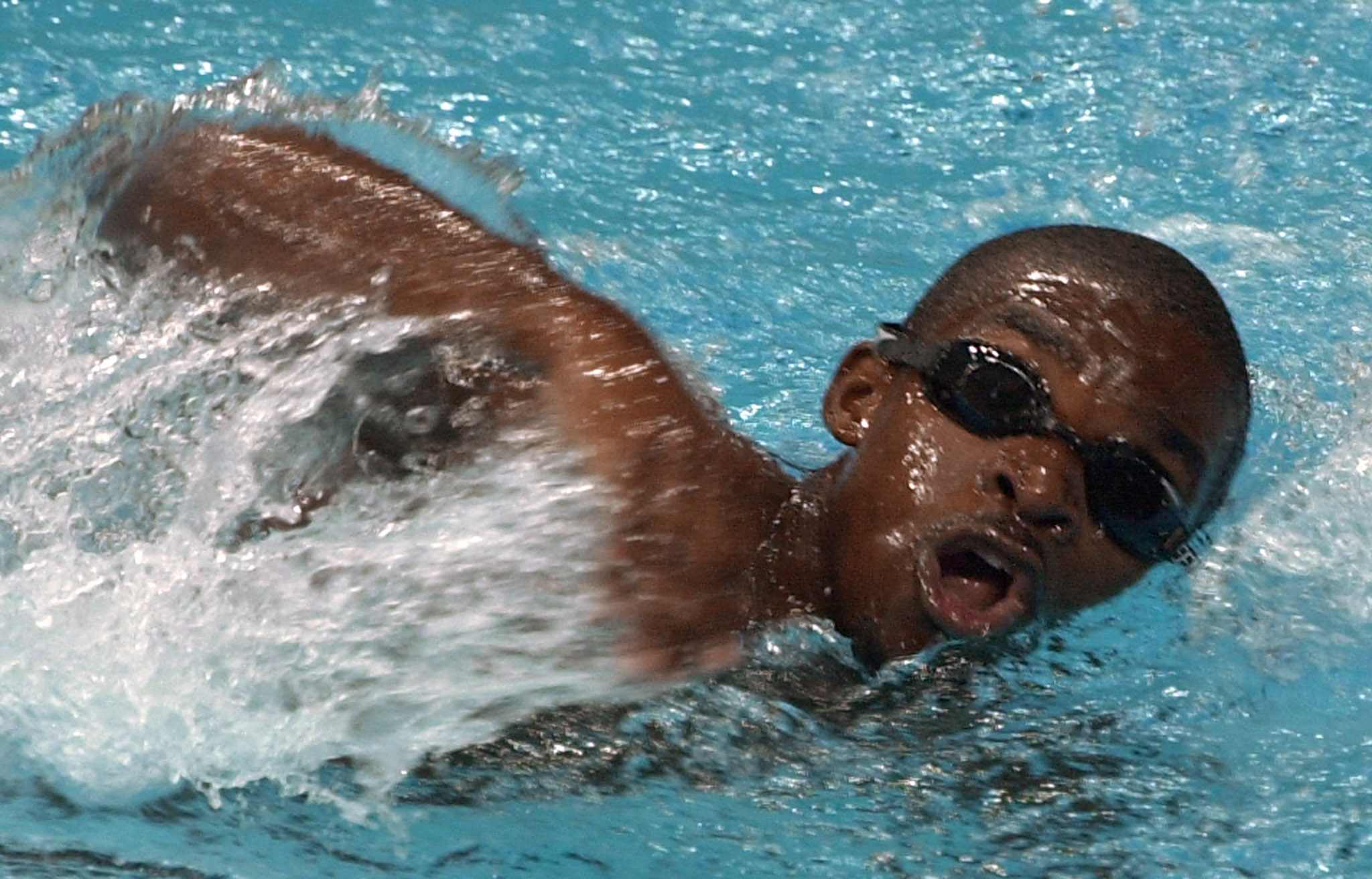 Eric Moussambani swims alone in the Men's 100m Freestyle Heat at the Sydney 2000 Olympic Games, on September 19, 2000, in Sydney, Australia | Source: Getty Images