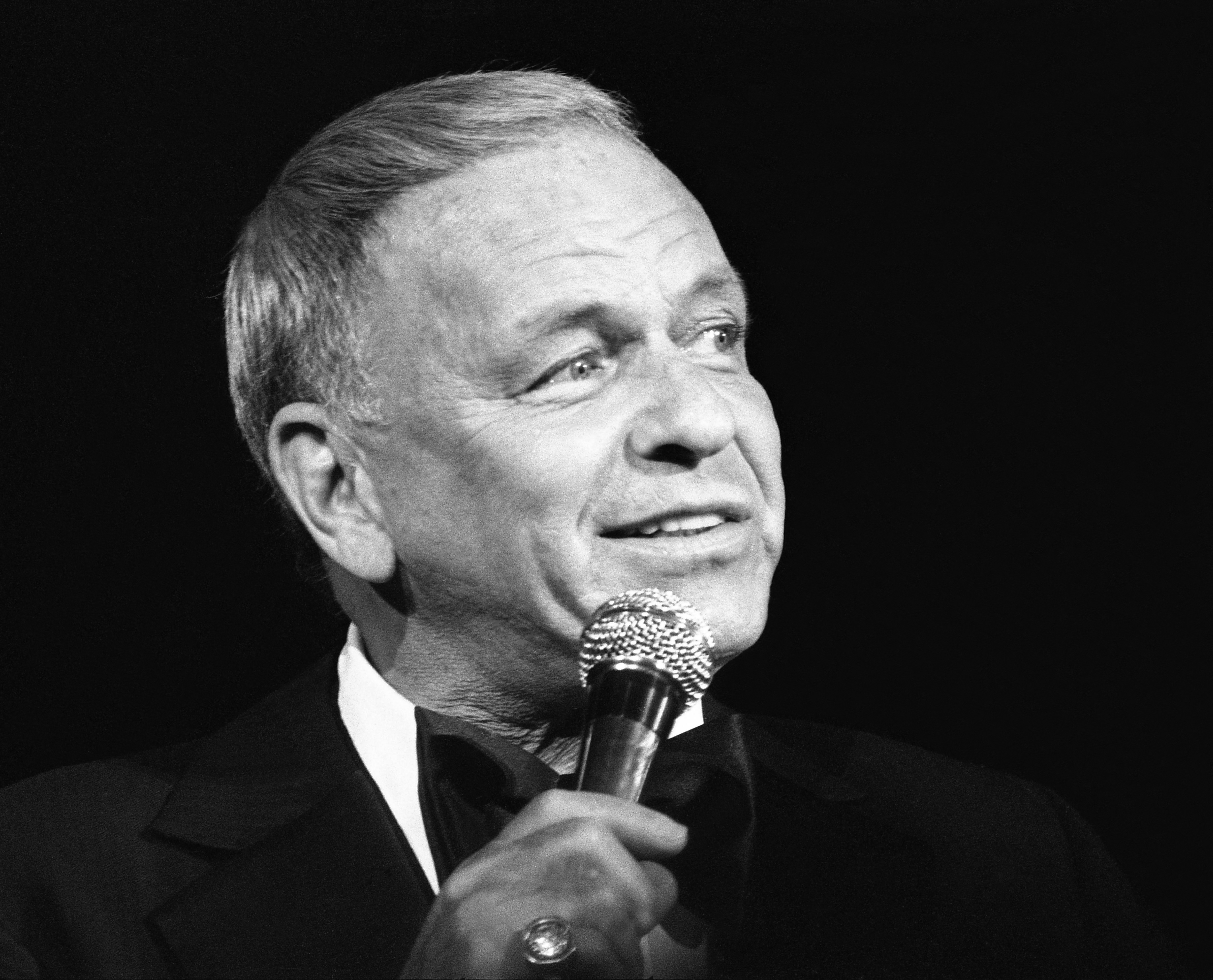 Frank Sinatra sings at The Universal Amphitheatre in Universal City, California on July 6, 1980 | Source: Getty Images