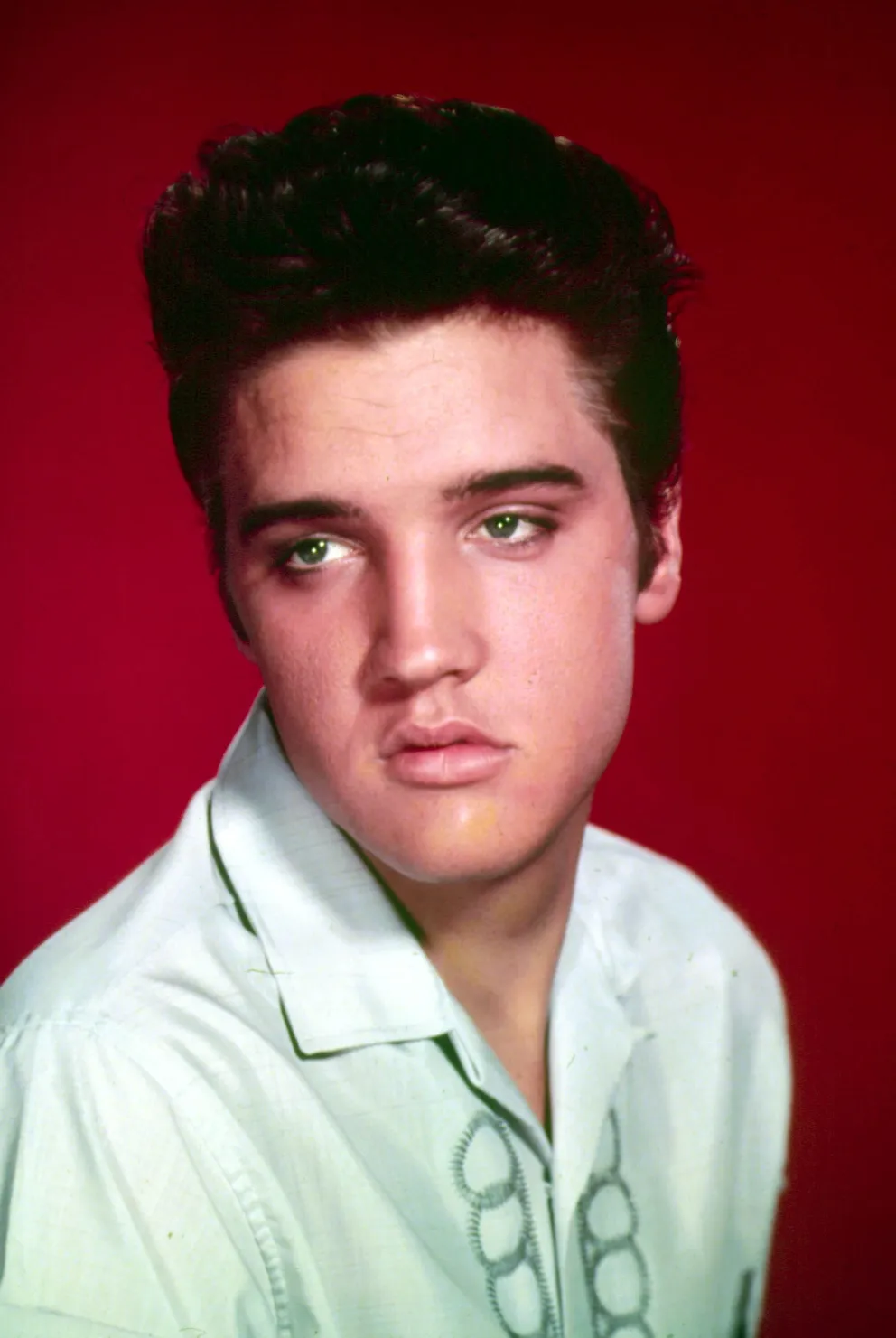 Il cantante Elvis Presley posa per un ritratto in studio intorno al 1964 | Foto: Getty Images