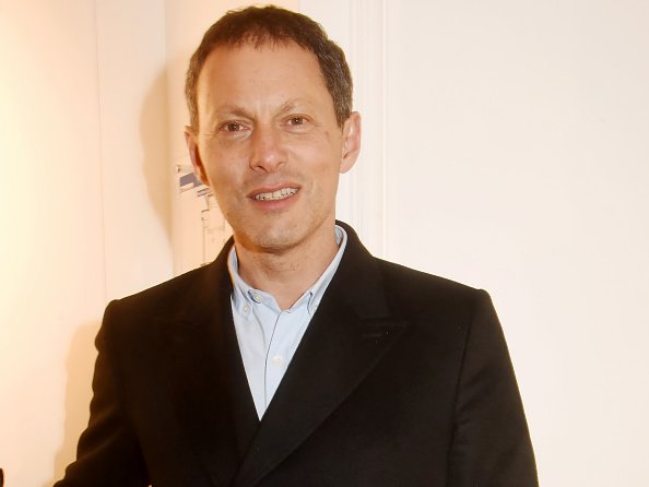 Marc Olivier Fogiel assiste au vernissage de l'exposition "Paparazzi" Bruno Mouron et Pascal Rostain. |Photo : Getty Images