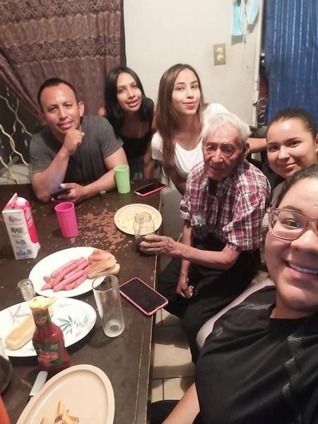 Benita Dearz y su familia junto a don Felipe Reyes en su nuevo hogar. | Foto: Facebook/Benita Dearz