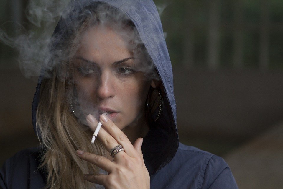 Mujer fumadora│Imagen tomada de: Pixabay