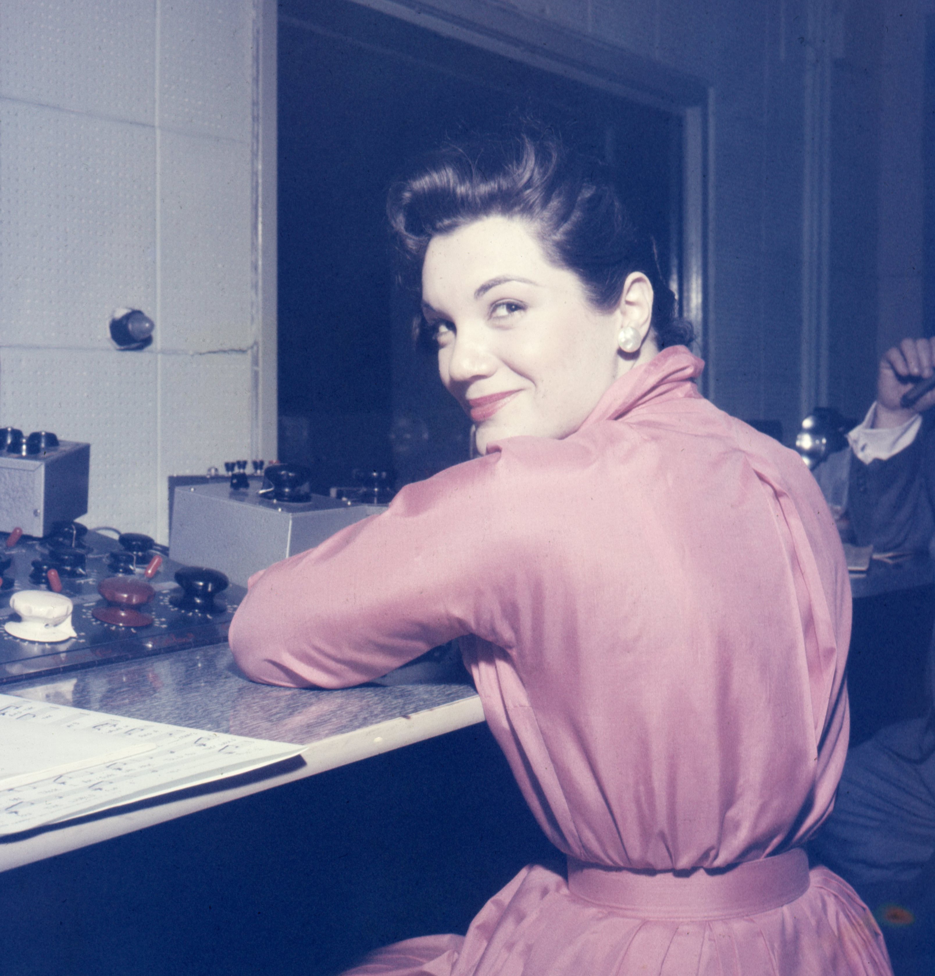 Connie Francis recording in a studio in New York, circa 1959 | Source: Getty Images