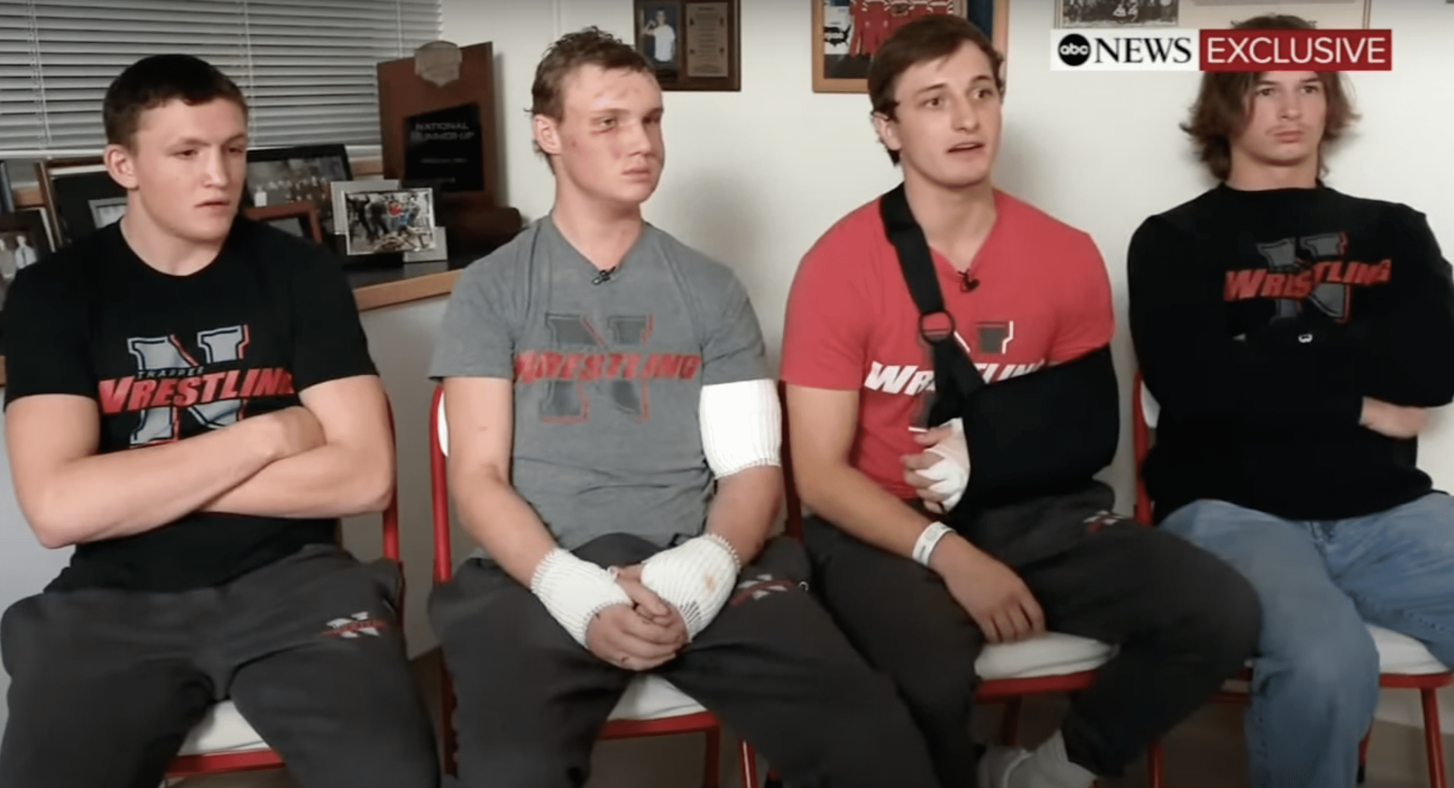 Die vier Mitglieder des Northwest College Wrestling Teams, darunter Kendell Cummings und Brady Lowry. | Quelle: YouTube.com/ABC 7 Chicago