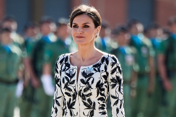 Plano medio de la Reina Letizia usando el polémico vestido. Fuente: Getty Images Plano medio de la Reina Letizia usando el polémico vestido. Fuente: Getty Images