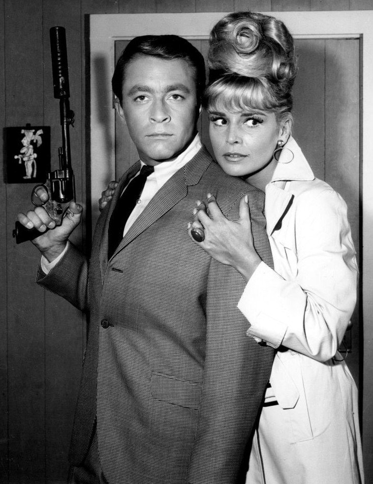 Bill Bixby as Tim O'Hara and guest star Susanne Cramer on "My Favorite Martian" in 1965. | Source: Wikimedia Commons.