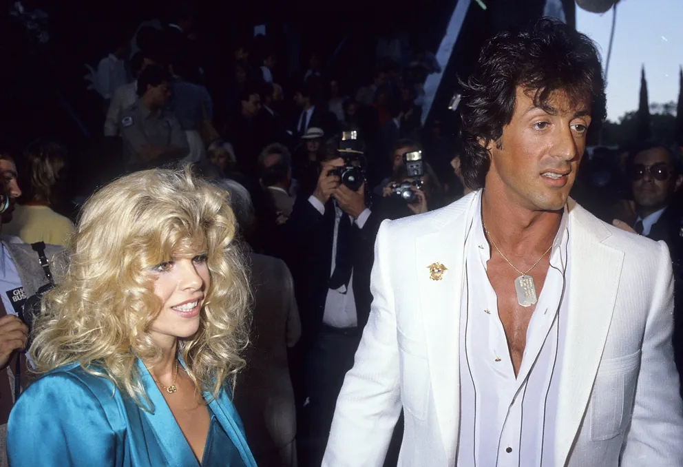 Sylvester Stallone et sa femme Sasha Czack à la première de "Ghostbusters" Westwood au Avco Center Cinemas le 7 juin 1984 à Westwood, Californie ┃Source : Getty Images