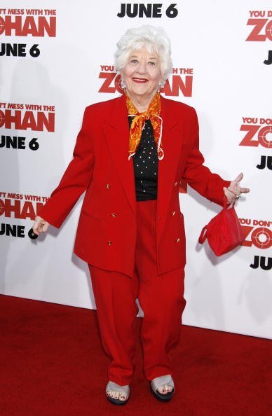  Charlotte Rae arrives at the Grauman's Chinese Theatre.| Photo: Getty Images.
