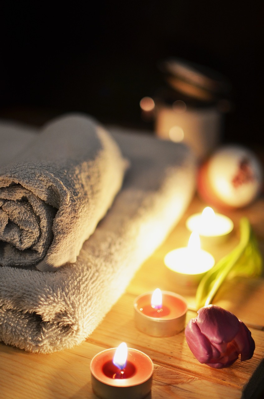 Candles and towels set up at a day spa | Source: Pixabay