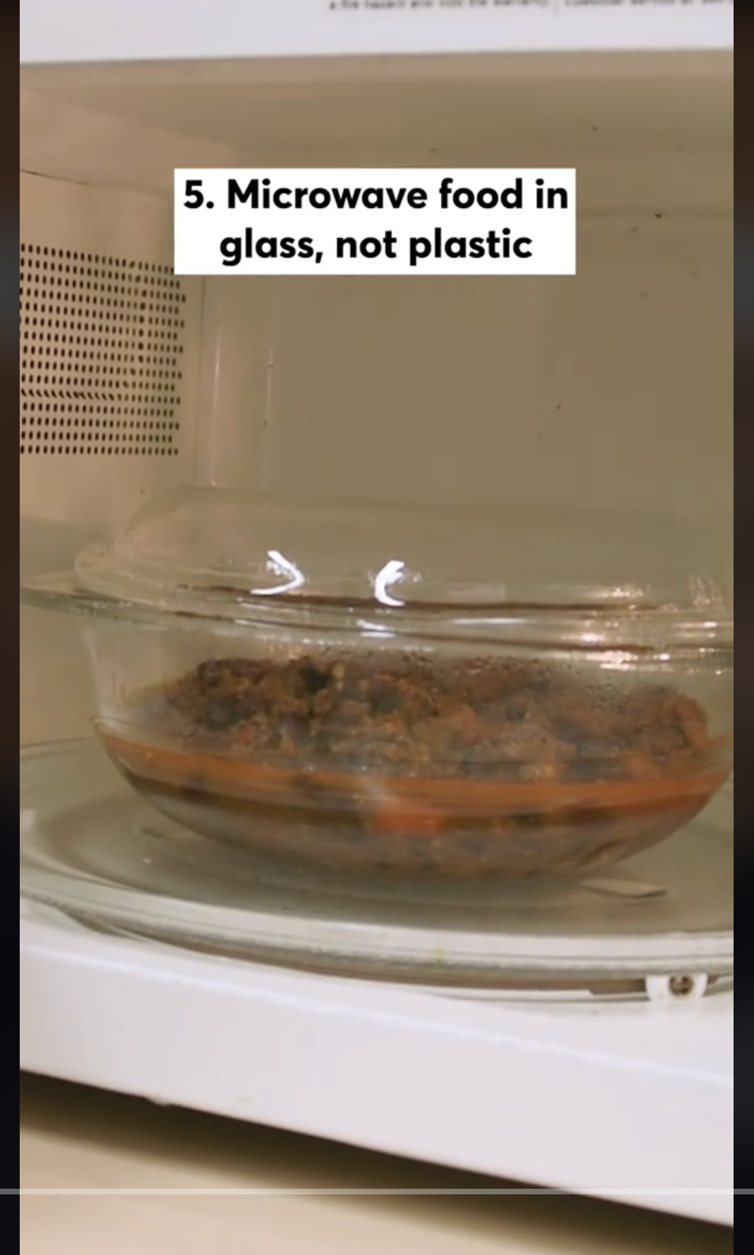 A glass container filled with food lying in a microwave oven, as seen in a video dated September 22, 2023 | Source: TikTok/@consumerreports