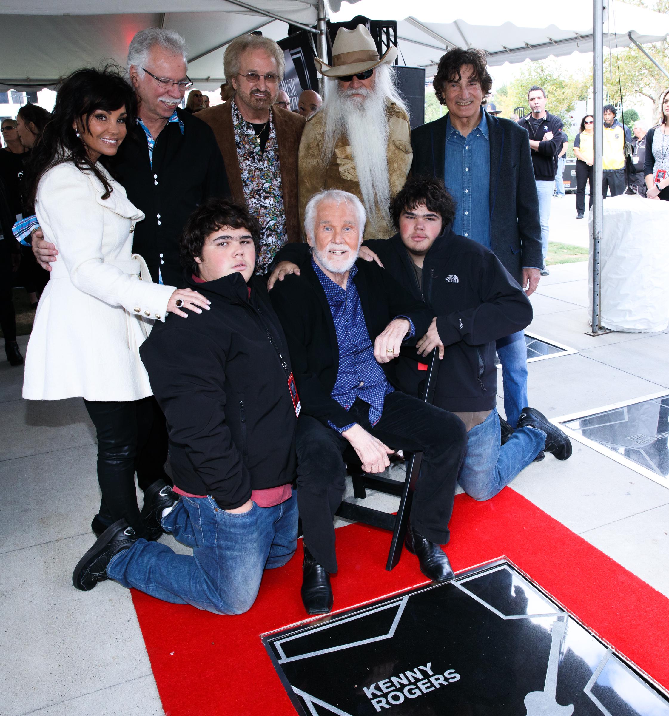 Kenny Rogers poses with his wife Wanda, their twin sons Justin and Jordan, and members of The Oak Ridge Boys at the Nashville Music City Walk of Fame induction ceremony on October 24, 2017 | Source: Getty Images