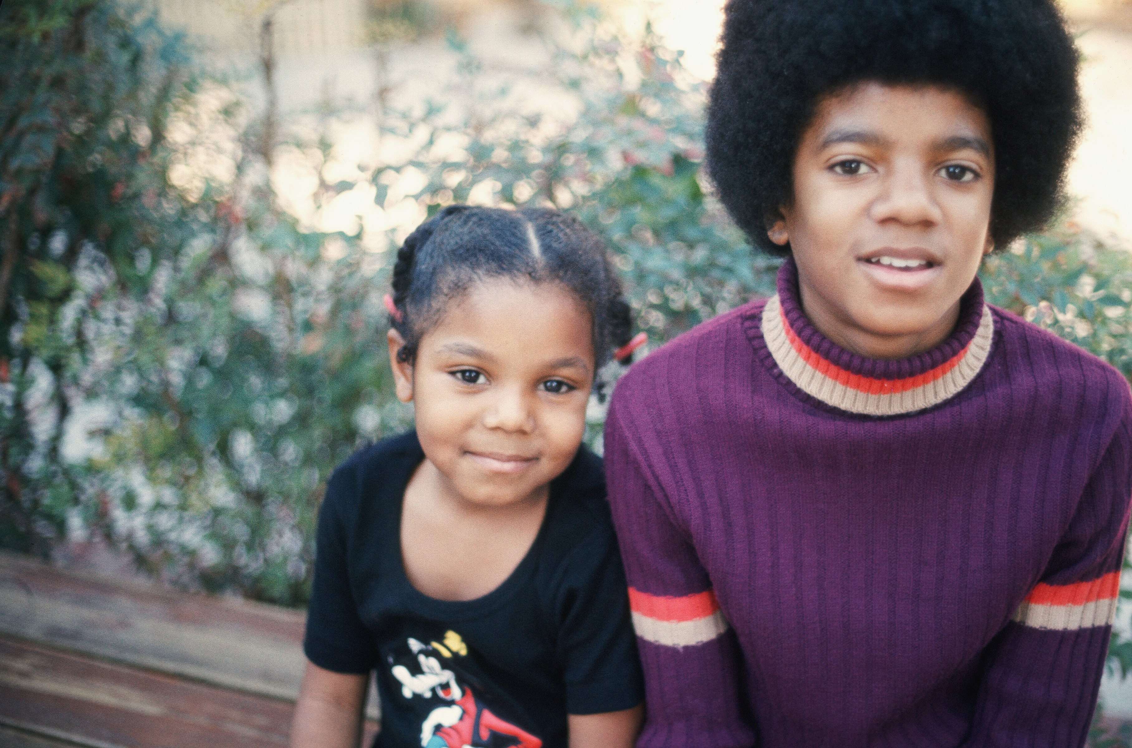 Janet y Michael Jackson fotografiados en su casa familiar de Hollywood Hills, Los Ángeles, 1972 | Foto: Getty Images