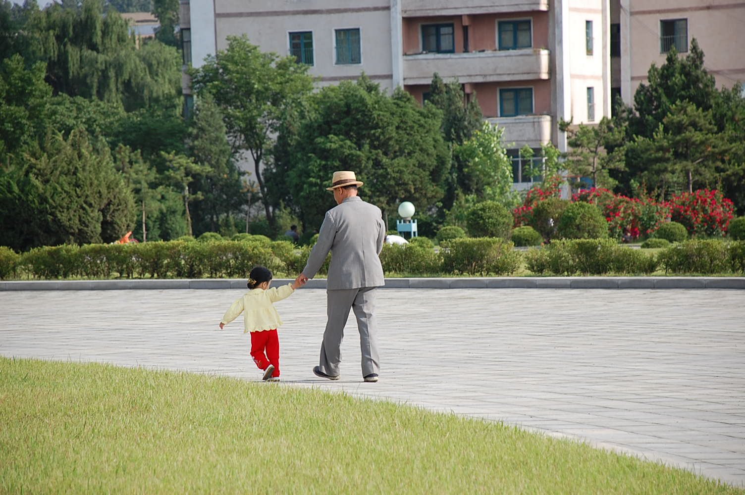 Niña caminando acompañada de hombre mayor.| Imagen: Wikimedia Commons