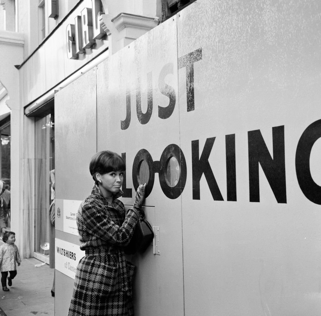 Mary Tyler Moore walking down Kings Road, Chelsea, London, on October 7, 1967. | Source: Getty Images.