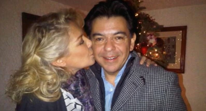 Gabriela Michel y José Alberto Aguilera, padrastro de Aislinn Derbez. | Foto: Youtube/Noticias Hoy