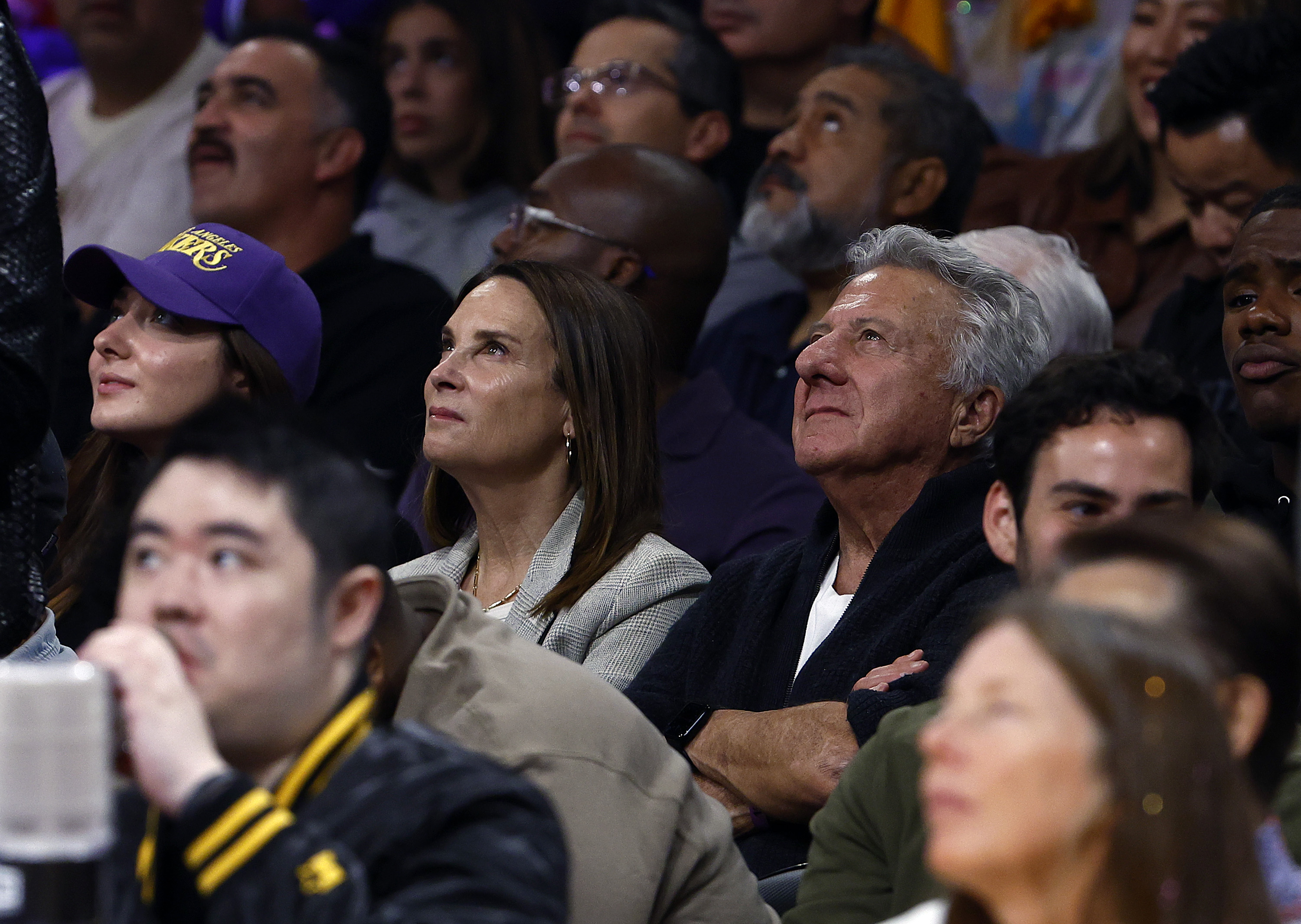Lisa Hoffman and Dustin Hoffman at a game between the LA Clippers and the Los Angeles Lakers in the fourth quarter in Los Angeles, California on October 20, 2022. | Source: Getty Images