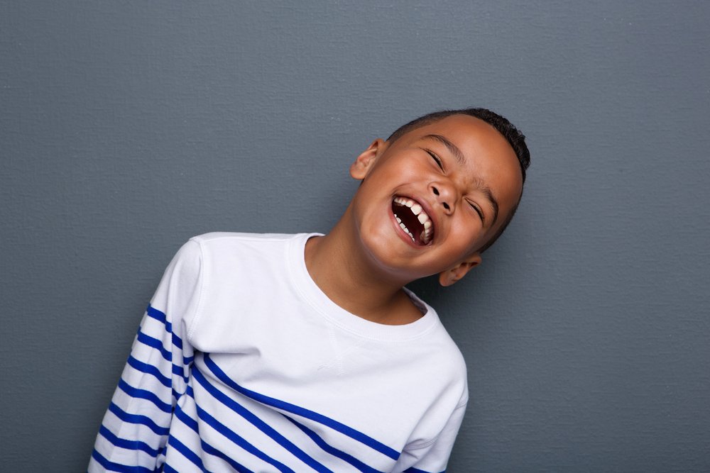 Un garçon mort de rire. Photo : Shutterstock Un garçon mort de rire. Photo : Shutterstock