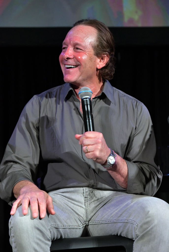 Steve Guttenberg s'exprime sur scène au Vulture Festival présenté par AT&T à l'hôtel Roosevelt le 10 novembre 2019 à Hollywood, en Californie. | Photo : Getty Images