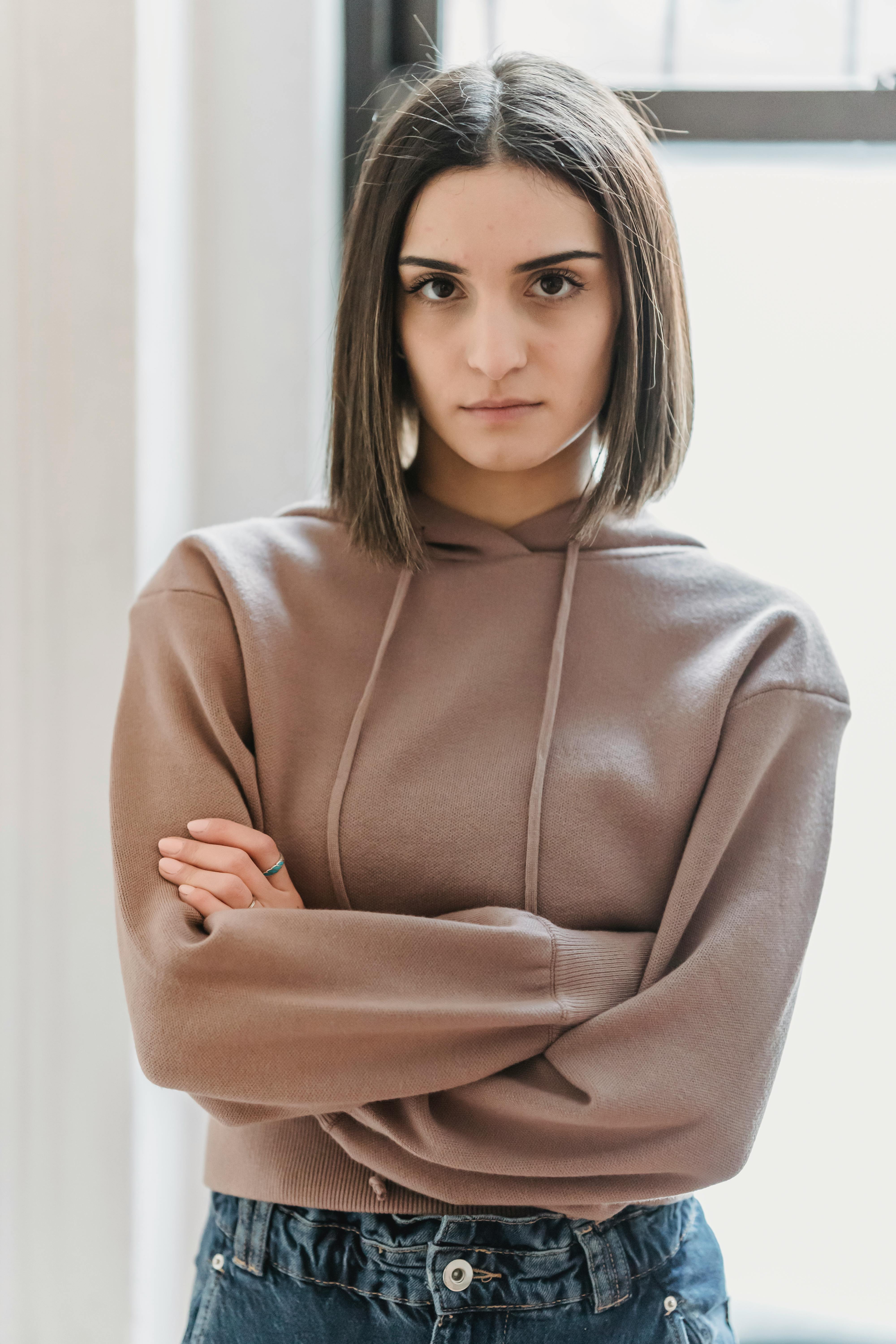 A serious woman with her arms crossed | Source: Pexels