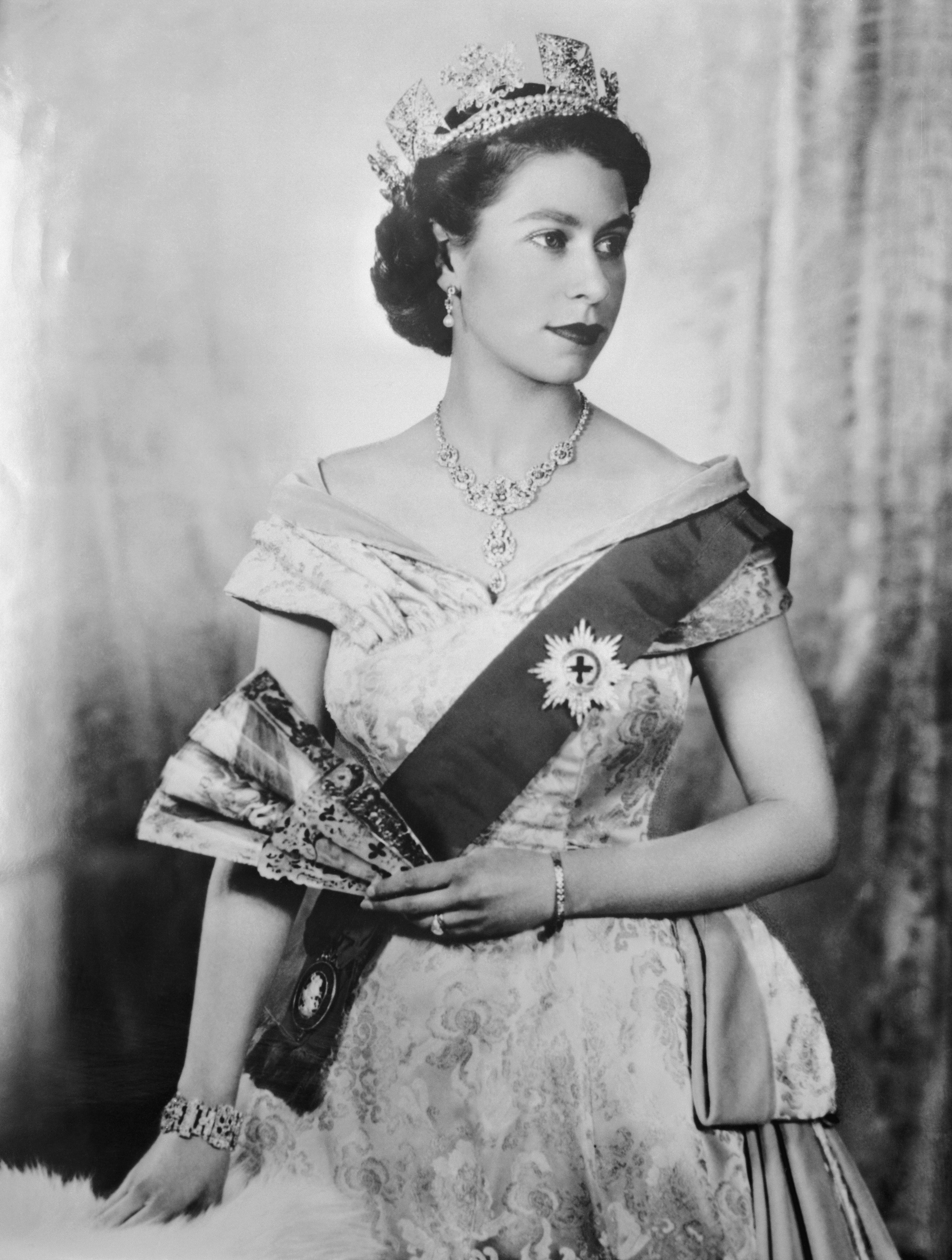 Porträt von Königin Elizabeth II. von England mit Tiara und Band des Hosenbandordens. 15. April 1952 | Quelle: Getty Images
