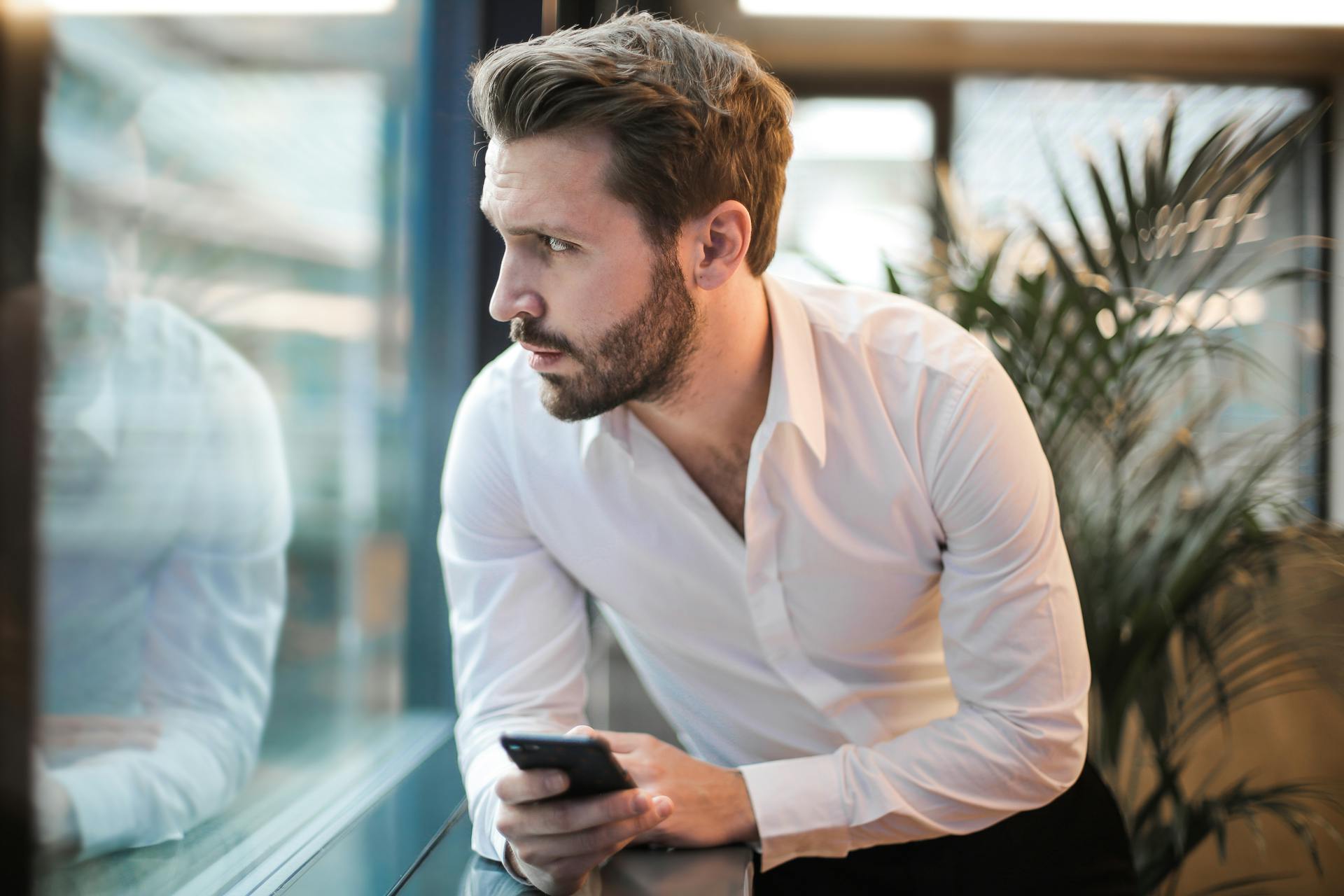 A man on the phone, worried | Source: Pexels