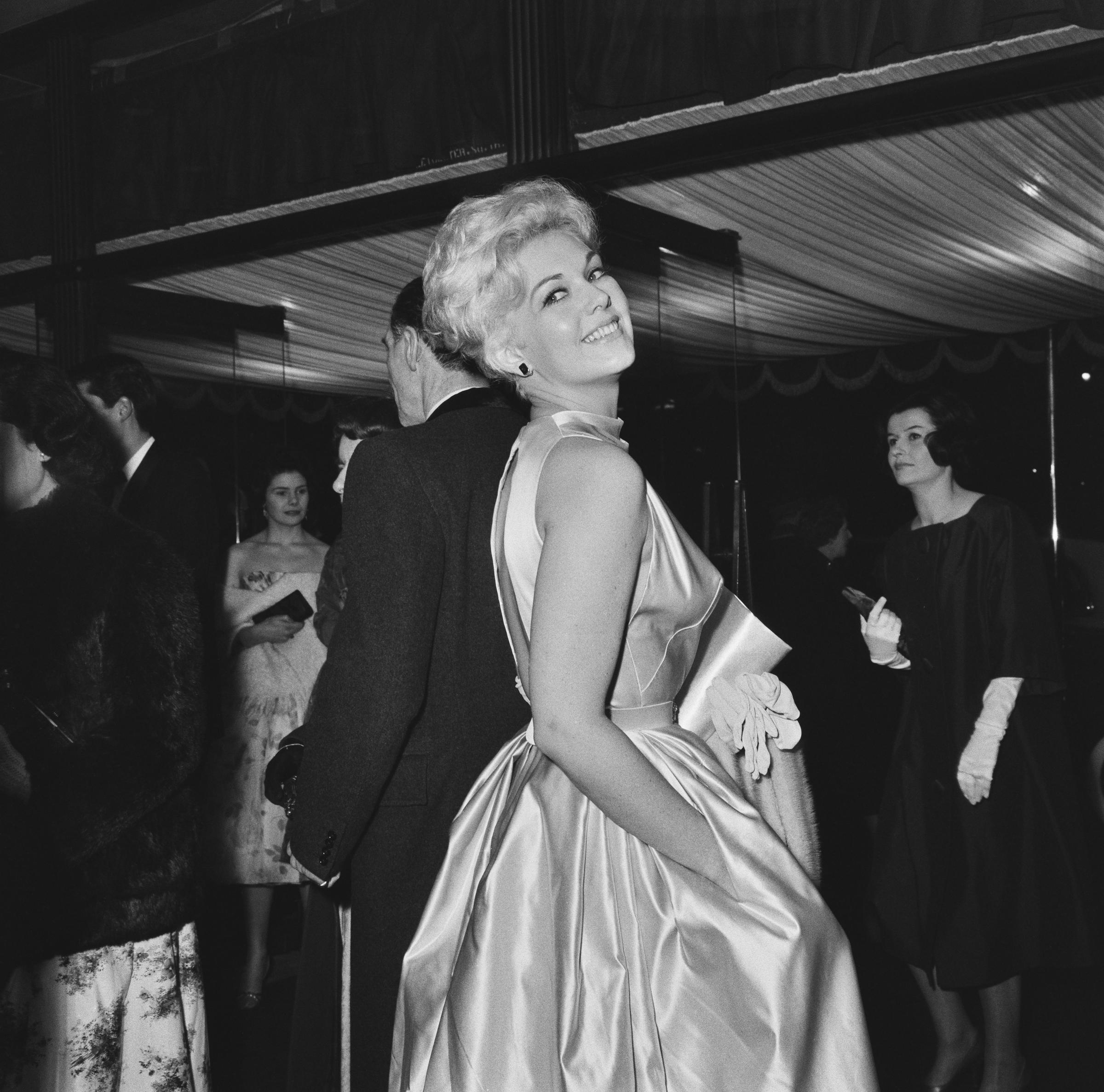 Kim Novak at the Royal Performance of the film "Once More, With Feeling" on April 4, 1960, in London, England. | Source: Getty Images