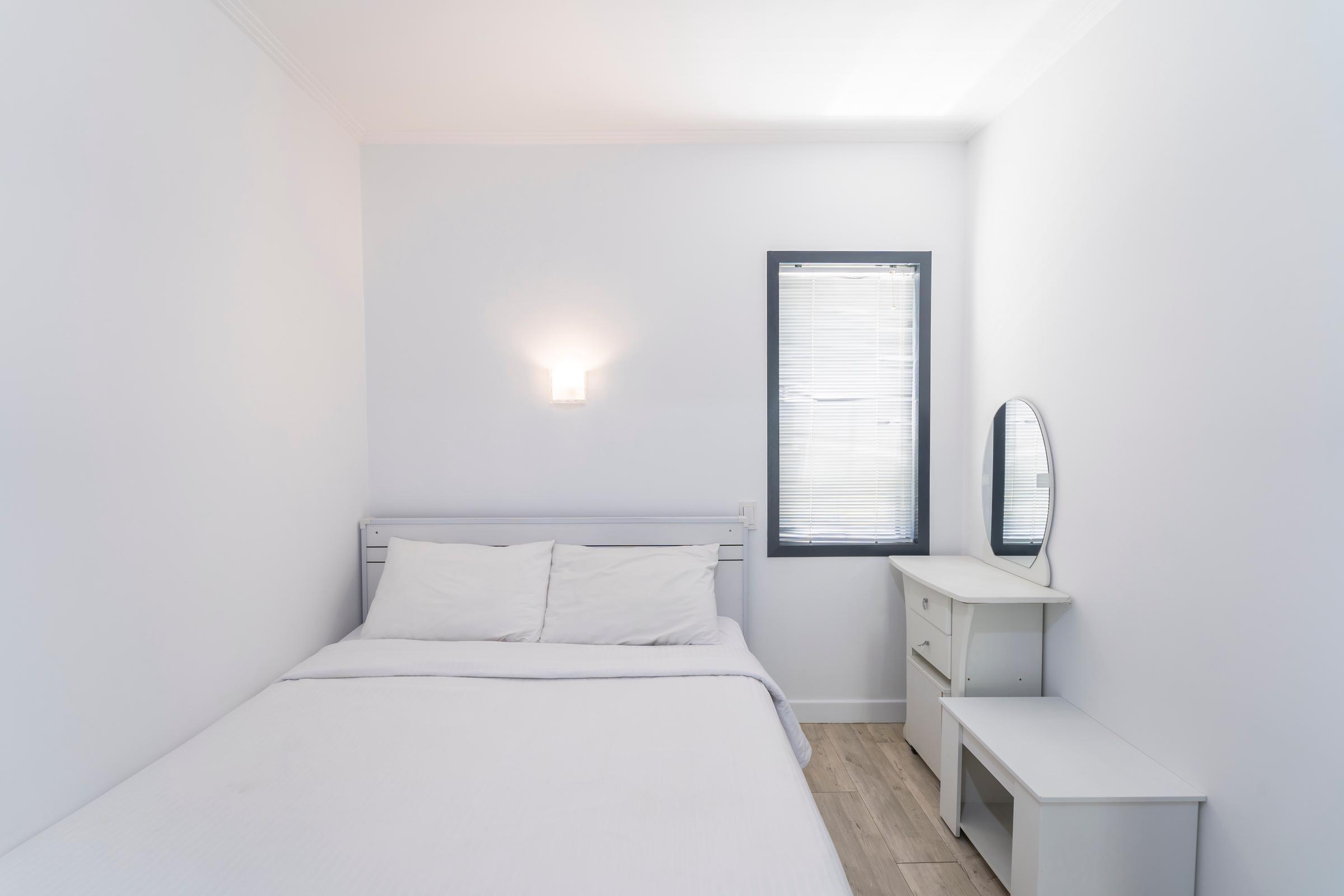 A predominantly white bedroom | Source: Shutterstock