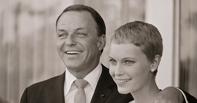 Mia Farrow y Frank Sinatra después de su boda en Las Vegas el 19 de julio de 1966. | Foto: Getty Images