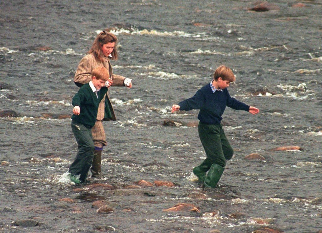Tiggy Pettifer le 22 octobre 1994 à Balmoral aux côtés des Princes William et Harry. l Source : Getty Images