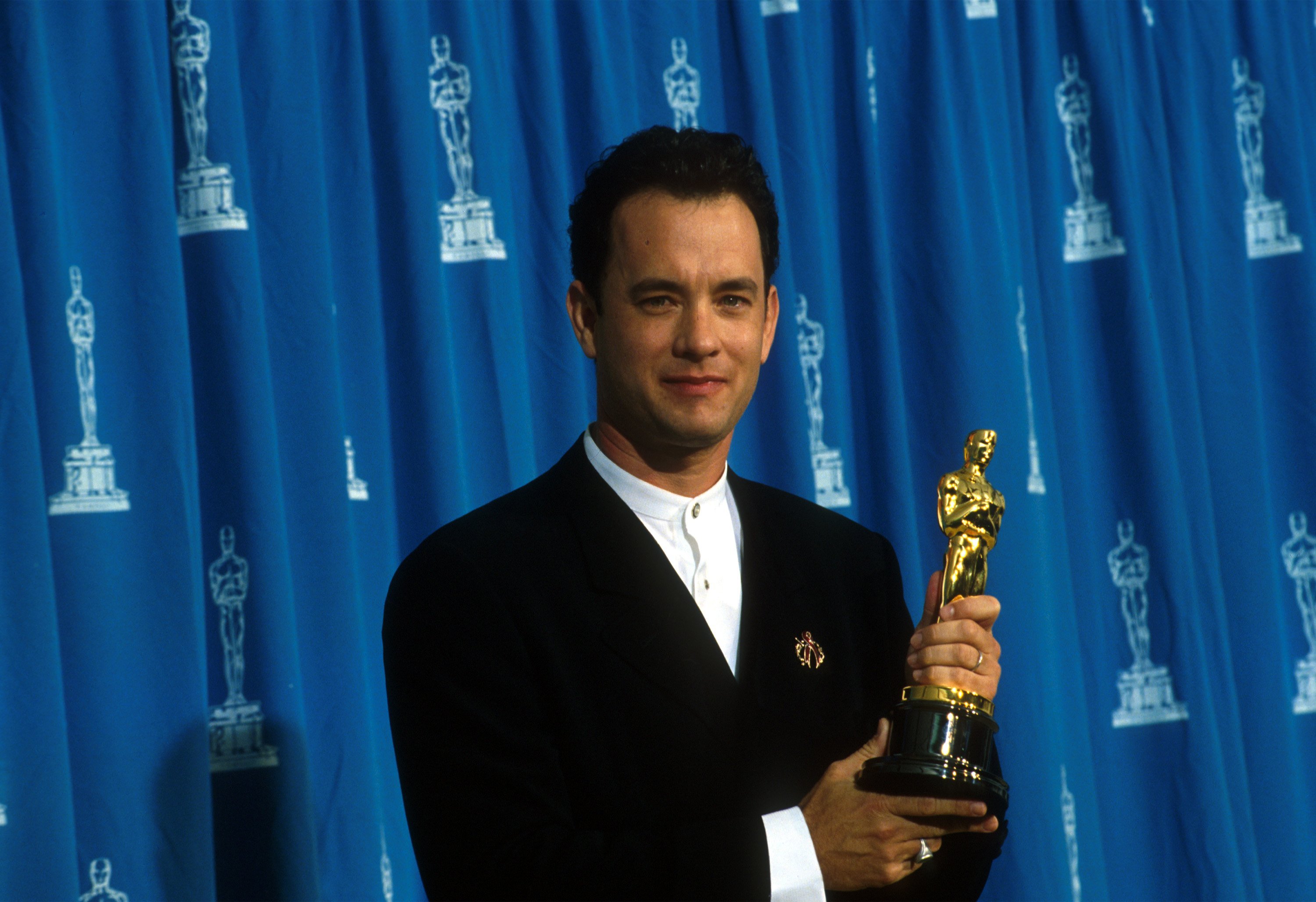 Actor Tom Hanks receives his Oscar at the Academy Awards in Los Angeles, CA., March 29, 1995. | Source: Getty Images.