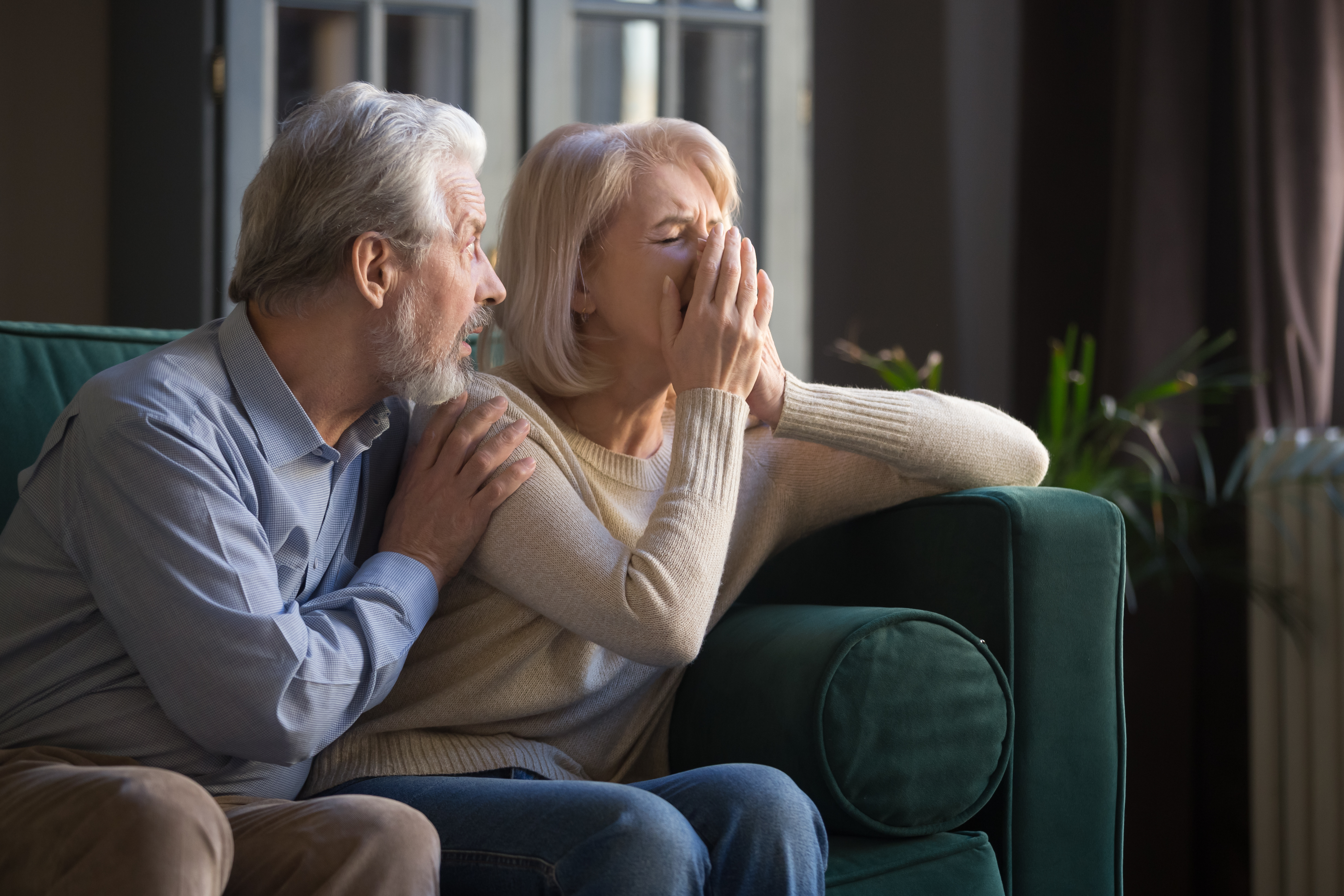 Eine Frau weint, während ihr Mann sie tröstet. | Quelle: Shutterstock