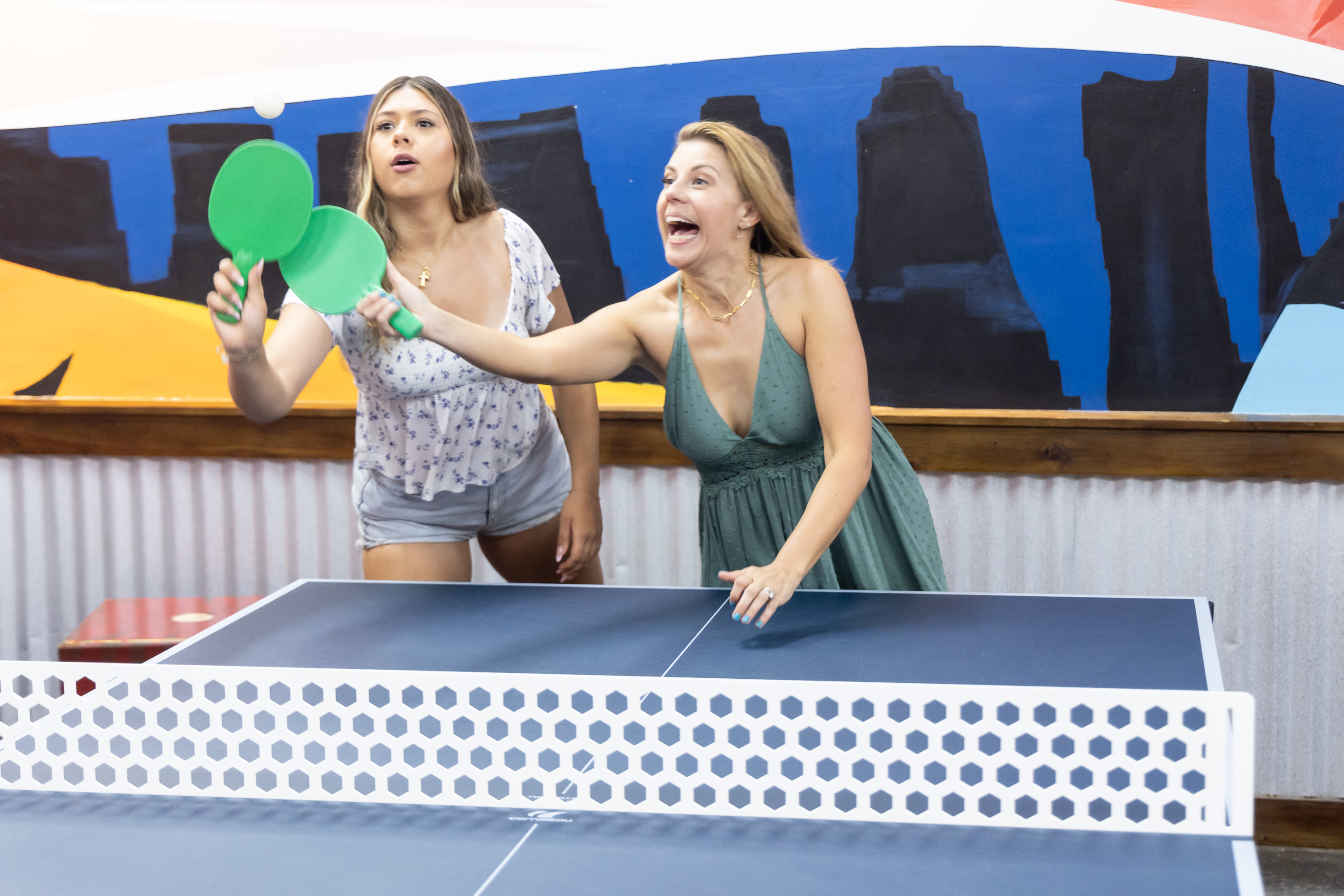 Zoie Laurelmae Herpin and Jodie Sweetin playing ping-pong at Beaches Resort on August 10, 2023, in Negril, Jamaica. | Source: Getty Images