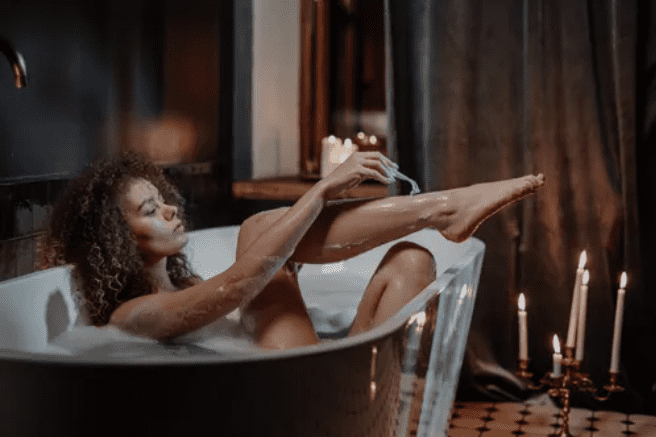 Une femme s'épilant dans la baignoire. | Photo : Pexels Une femme s'épilant dans la baignoire. | Photo : Pexels