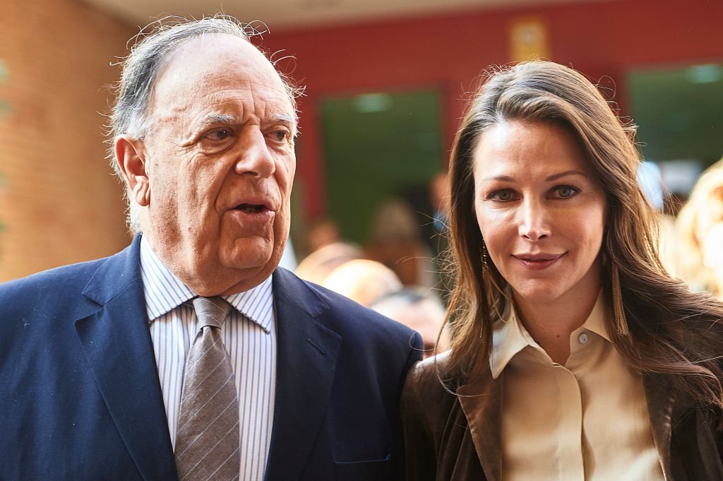 Carlos Falcó y Ester Doña en los establos antes de la gala de clausura de SICAB 2017 el 18 de noviembre de 2017 en Sevilla, España. | Imagen: Getty Images Carlos Falcó y Ester Doña en los establos antes de la gala de clausura de SICAB 2017 el 18 de noviembre de 2017 en Sevilla, España. | Imagen: Getty Images
